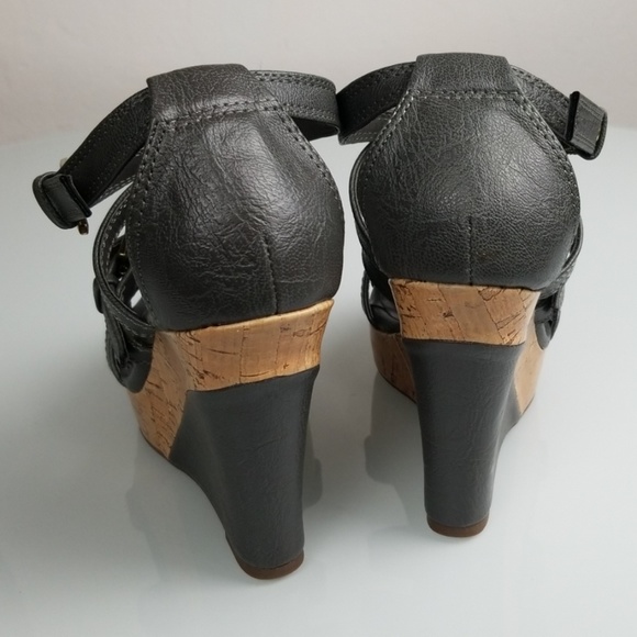 Sbicca Karen Grey Leather Wedge - Picture 4 of 7